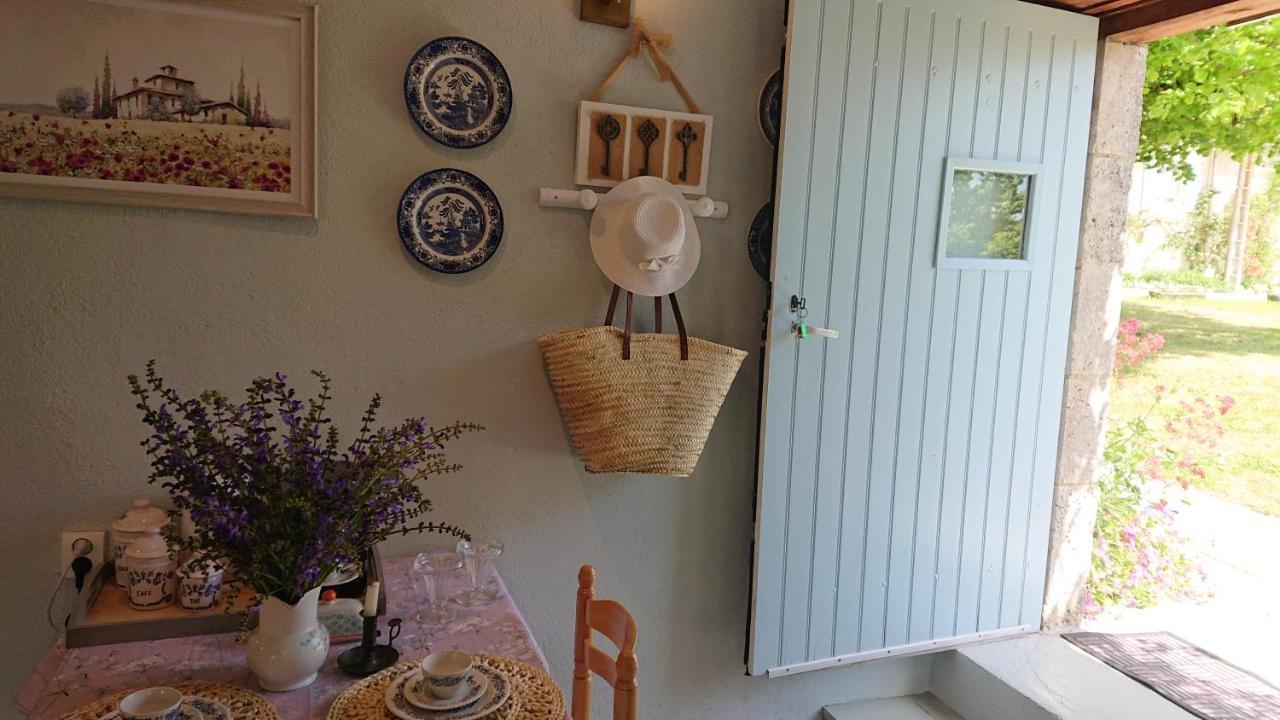 La Colline De Tilleul - Les Deux Puits - Cosy Cottage With Swimming Pool Near Aubeterre Saint-Romain  Extérieur photo