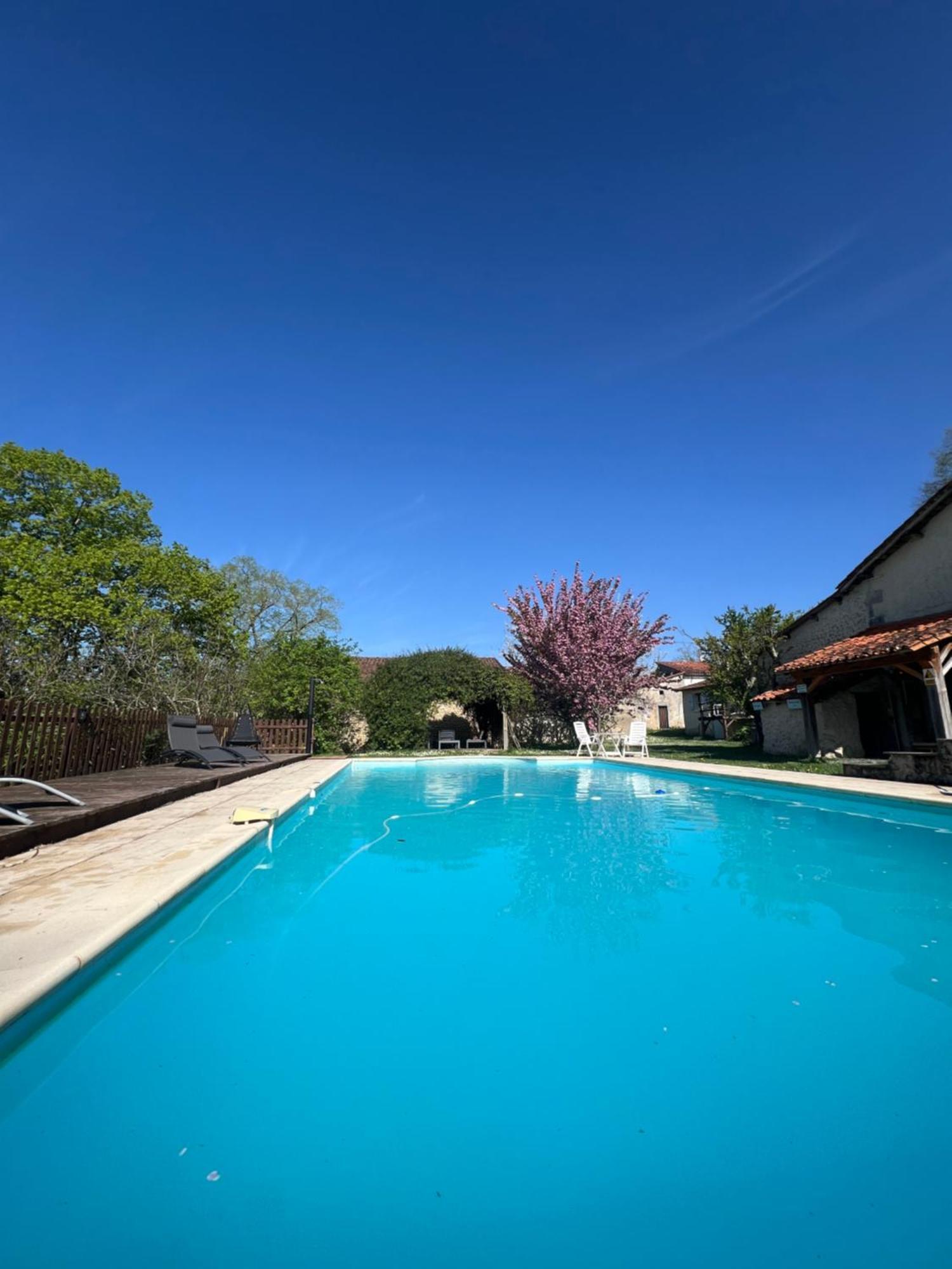 La Colline De Tilleul - Les Deux Puits - Cosy Cottage With Swimming Pool Near Aubeterre Saint-Romain  Extérieur photo